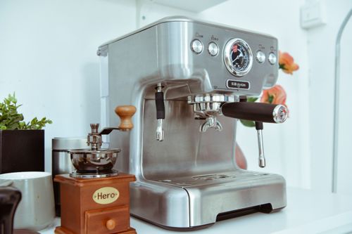 我喜欢喝意式咖啡,最近想买台咖啡机,请问半自动咖啡机和全自动咖啡机的区别是什么